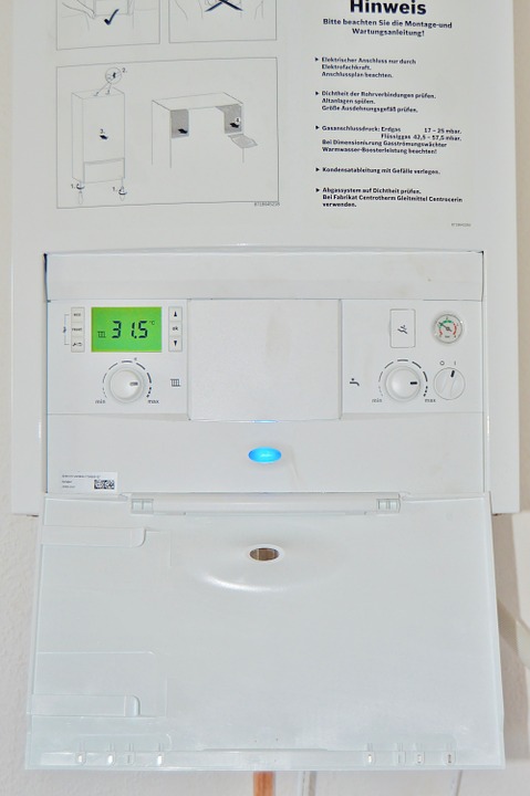 Durchlauferhitzer mit Display an der Wand