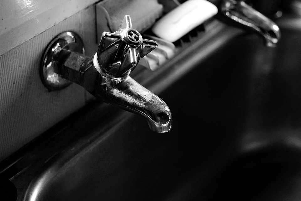 Warmes Wasser läuft aus einem Wasserhahn