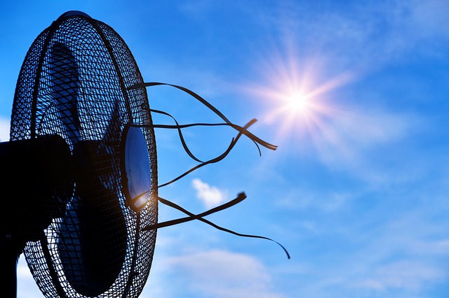 Handventilator als kleine Alternative zum großen Ventilator im Sommer