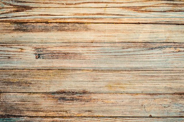 Pakete mit Laminatpaneelen in Holzoptik