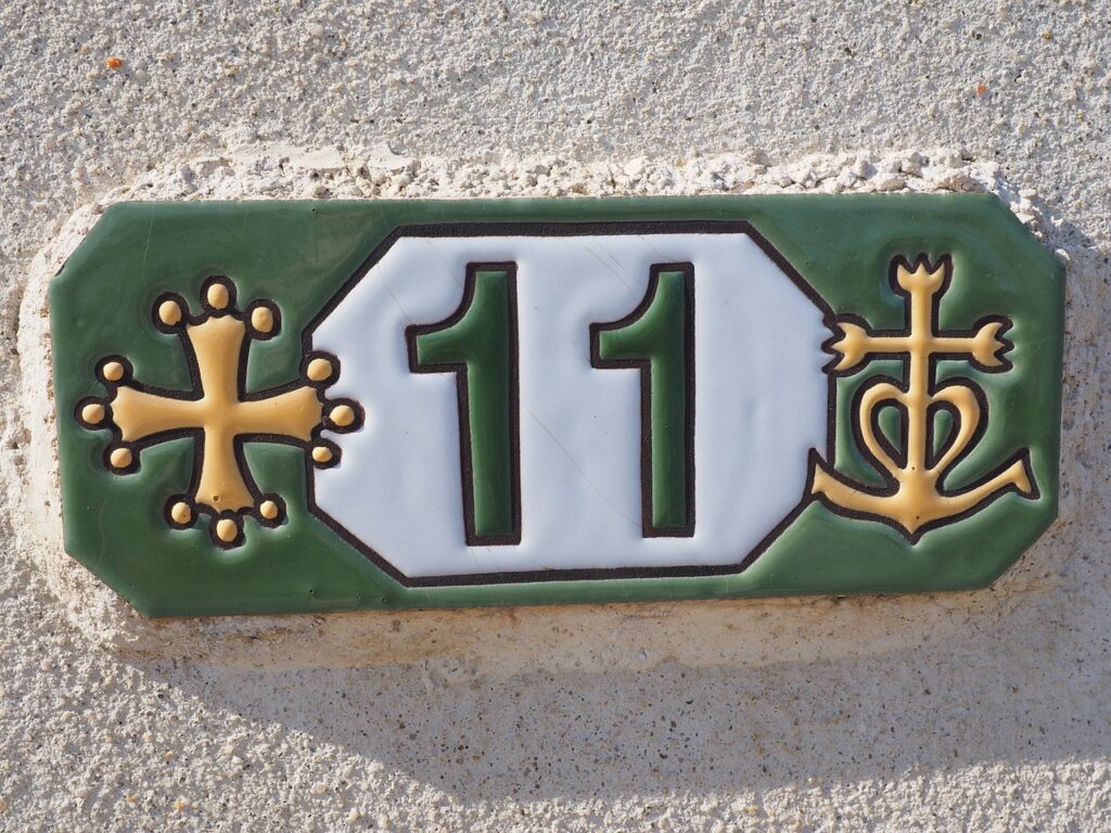 Hausnummer an einer Hausfassade